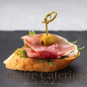 Брускетта с пармской ветчиной и оливками (40 гр)