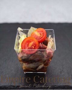 Салат с говядиной, салатом айсберг, рукколой и соусом демиглас