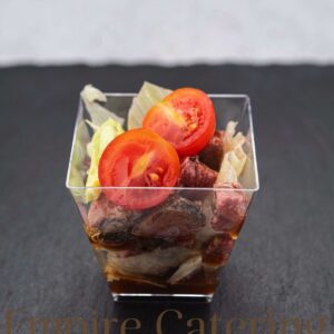 Салат с говядиной, салатом айсберг, рукколой и соусом демиглас