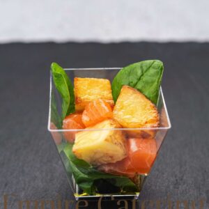 Салат с лососем, печеным картофелем и шпинатом